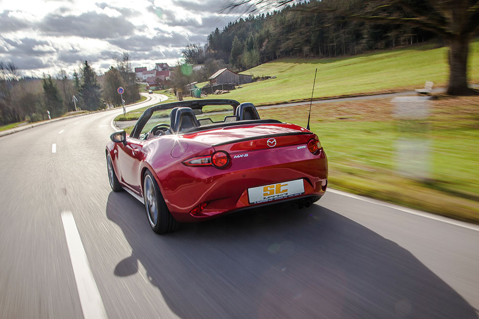 Das sportliche Handling im MX-5 steigert sich durch den Einbau der beiden ST Gewindefahrwerke.