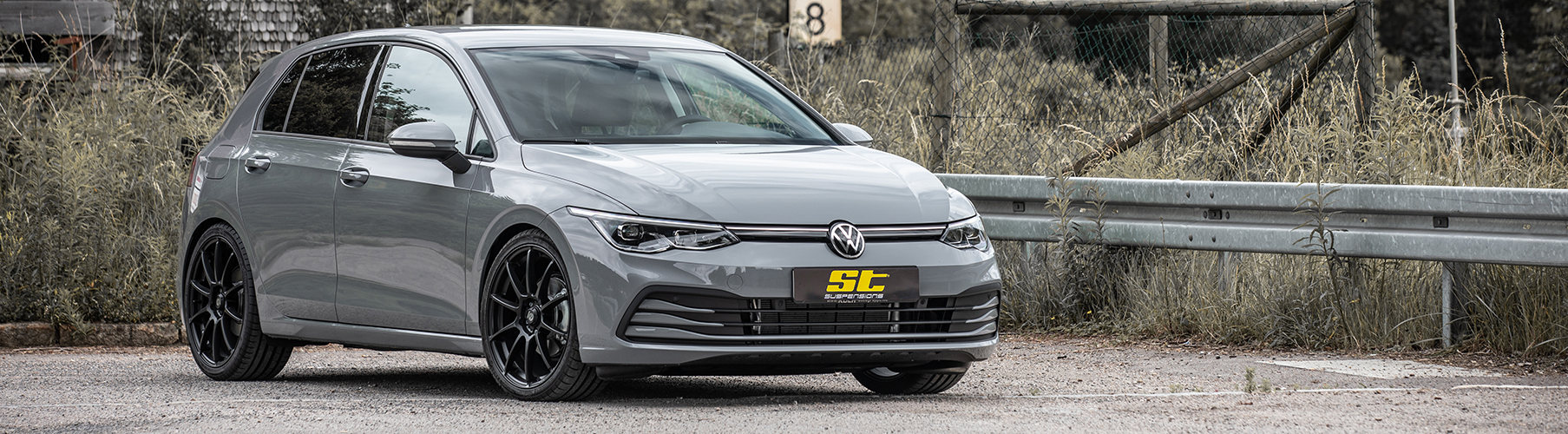 Steht einfach sauber mit einem ST Gewindefahrwerk auf der Straße: der neue VW Golf 8 (CD)